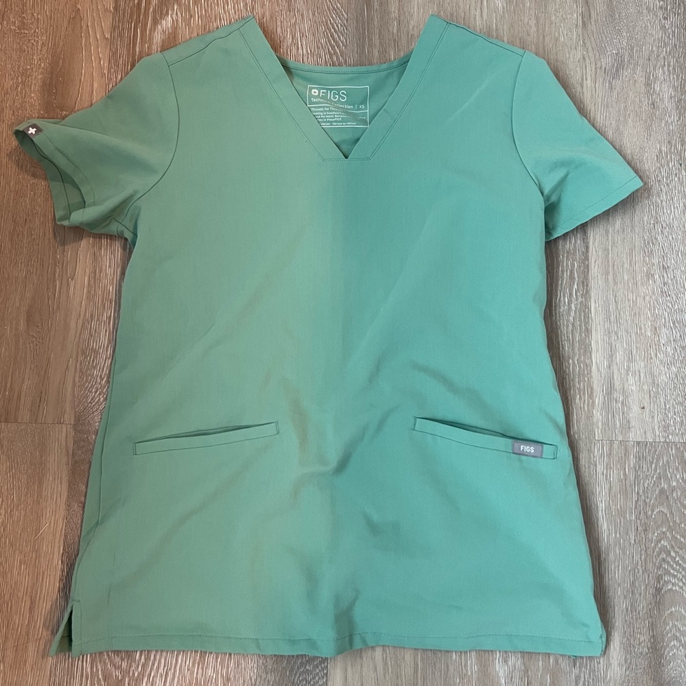 FIGS double pocket scrub top